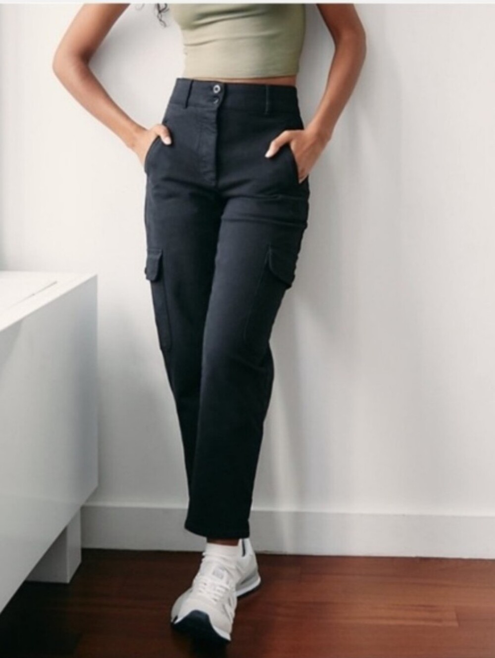 Aritzia Wilfred women's cargo pants in black, utility pockets. Straight Leg Sz 2